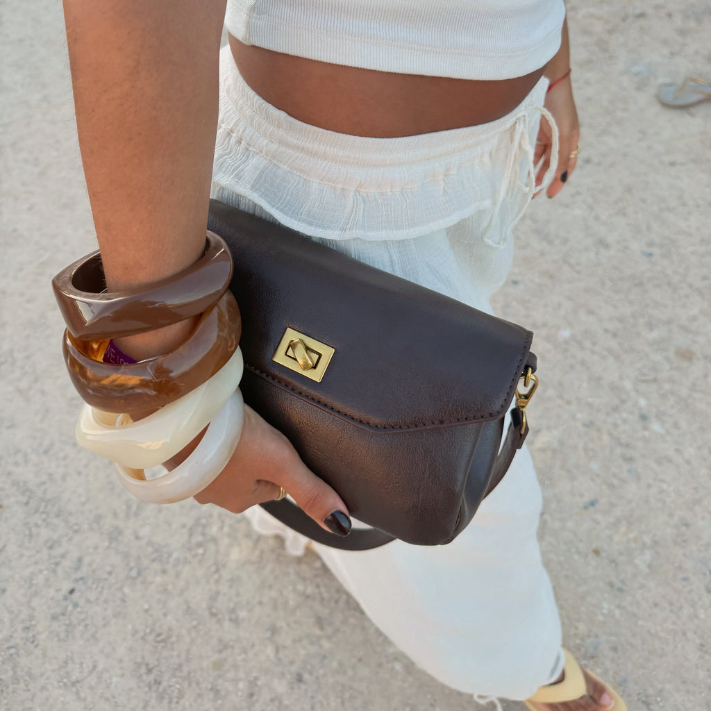 Petit sac porté épaule Ciara – Sac à rabat en cuir marron foncé avec bandoulière