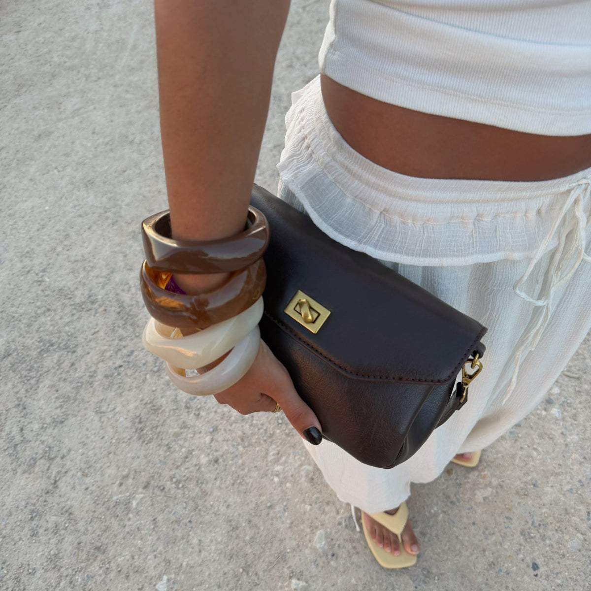 Petit sac porté épaule Ciara – Sac à rabat en cuir marron foncé avec bandoulière
