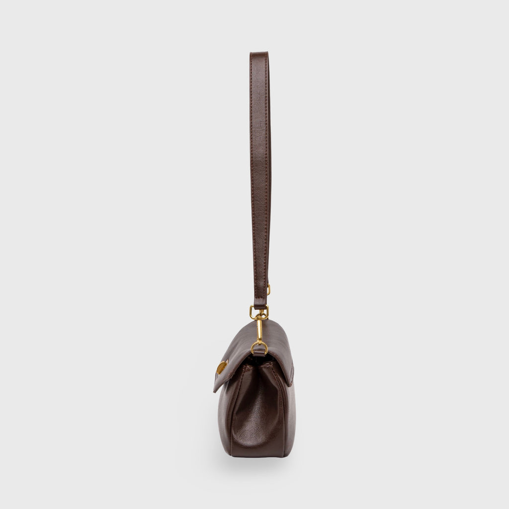Petit sac porté épaule Ciara – Sac à rabat en cuir marron foncé avec bandoulière