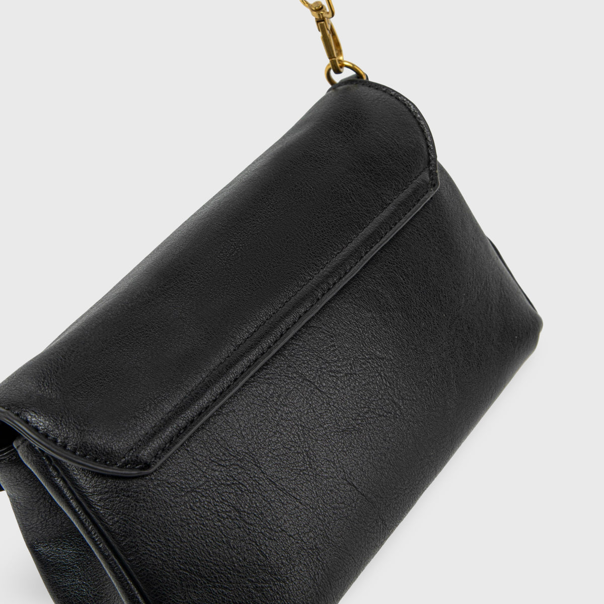 Petit sac porté épaule Ciara – Sac à rabat en cuir noir avec bandoulière