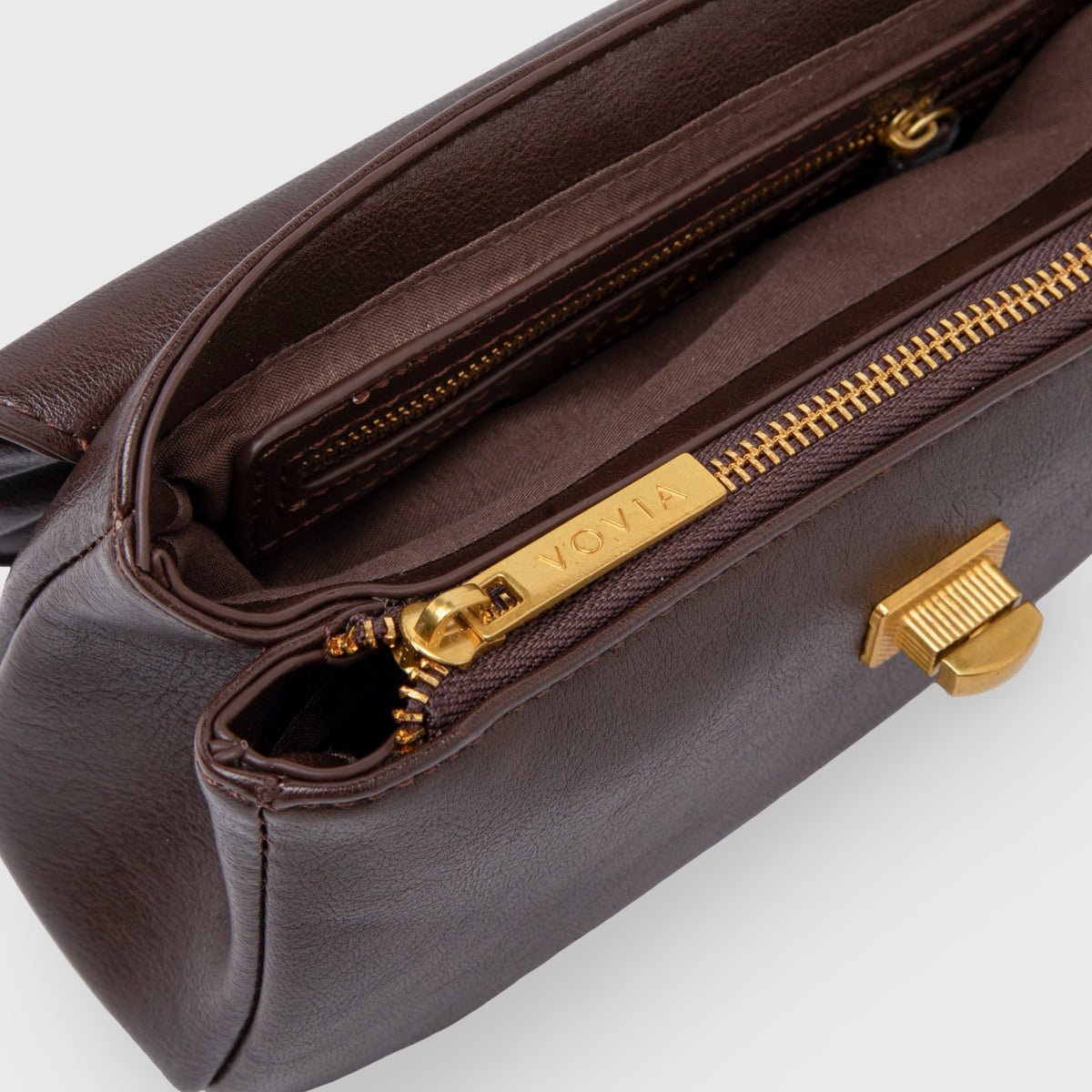 Petit sac porté épaule Ciara – Sac à rabat en cuir marron foncé avec bandoulière