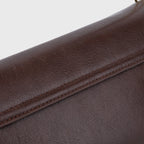 Petit sac porté épaule Ciara – Sac à rabat en cuir marron foncé avec bandoulière