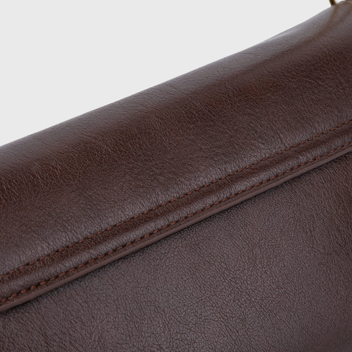 Petit sac porté épaule Ciara – Sac à rabat en cuir marron foncé avec bandoulière