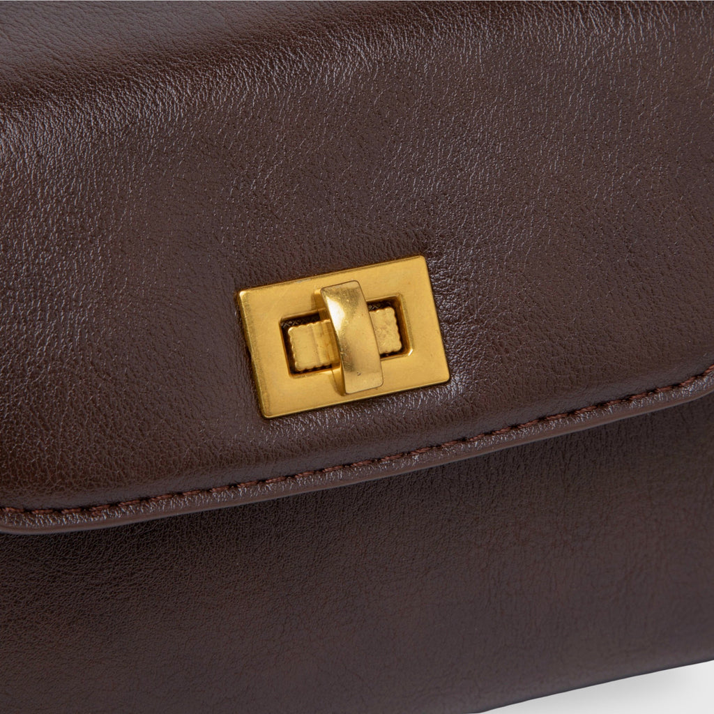 Petit sac porté épaule Ciara – Sac à rabat en cuir marron foncé avec bandoulière