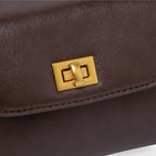 Petit sac porté épaule Ciara – Sac à rabat en cuir marron foncé avec bandoulière