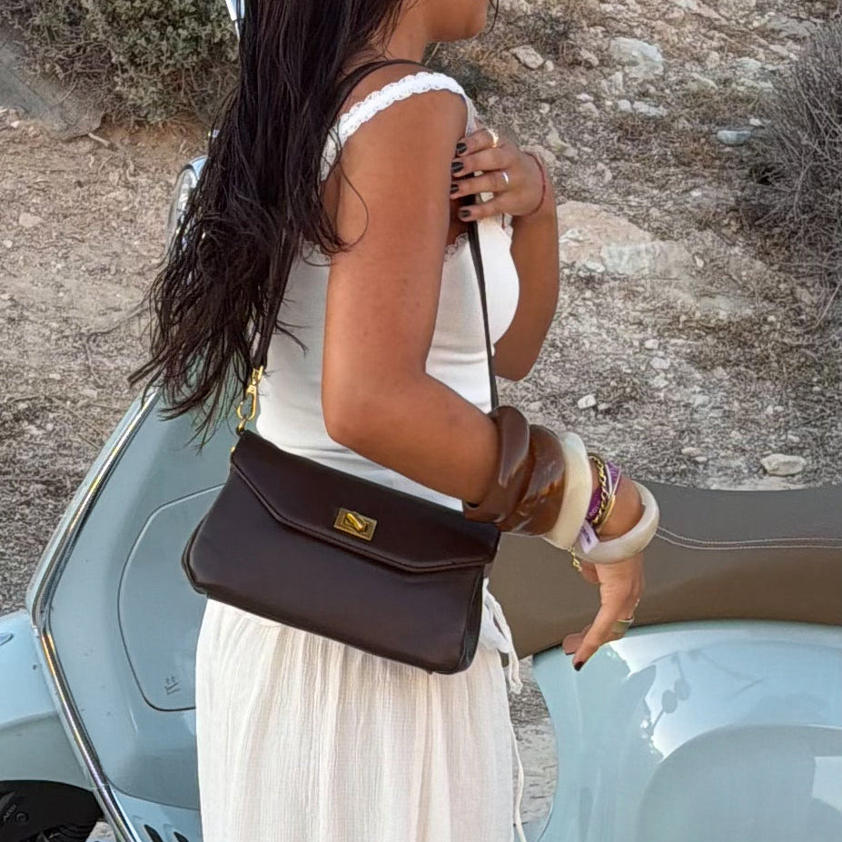 Petit sac porté épaule Ciara – Sac à rabat en cuir marron foncé avec bandoulière