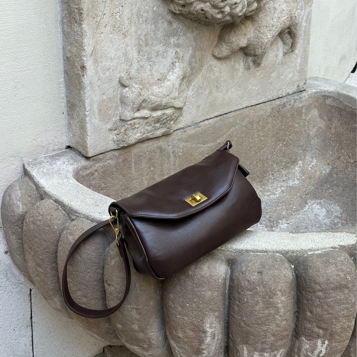 Petit sac porté épaule Ciara – Sac à rabat en cuir marron foncé avec bandoulière